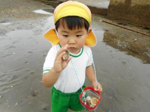 見つけた貝に興味津々の男の子